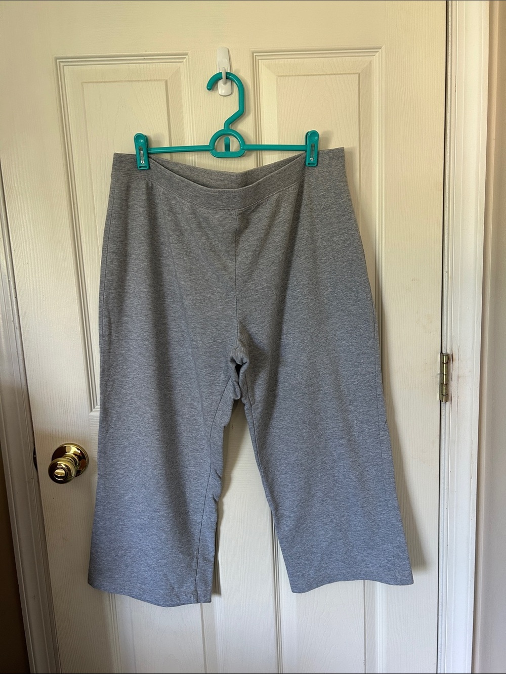 Women’s Grey Knit Pull-On Capri Pants